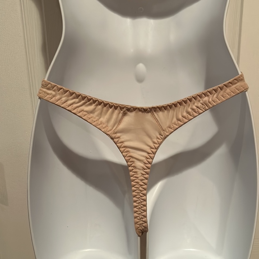 Maidenform Light Tan Underwire Bra and Thong Pantie Set - Picture 6 of 8